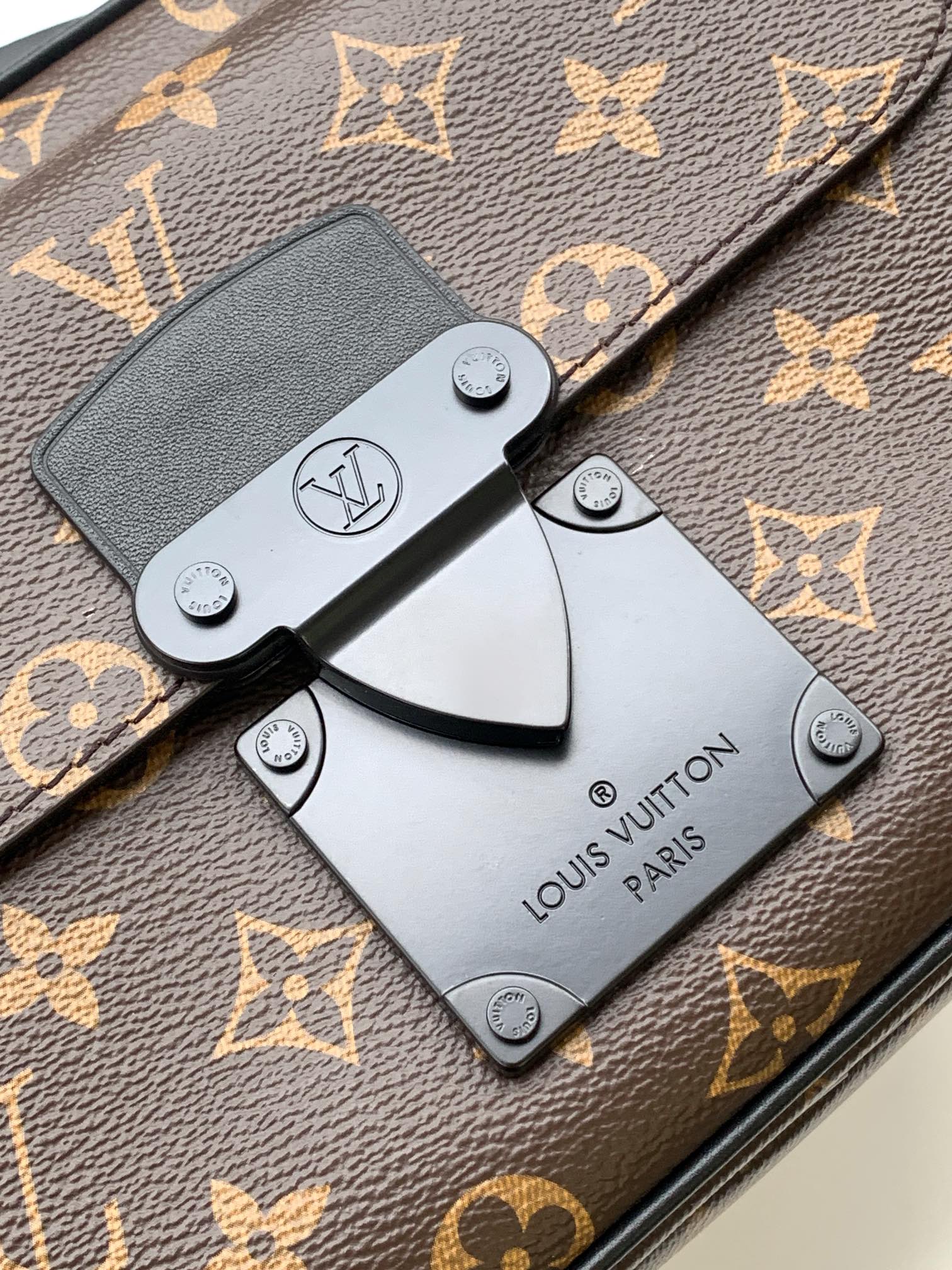 LV 26S S LOCK CROSSBODY BAG 22 IN BROWN EMBOSSED TAURILLON LEATHER