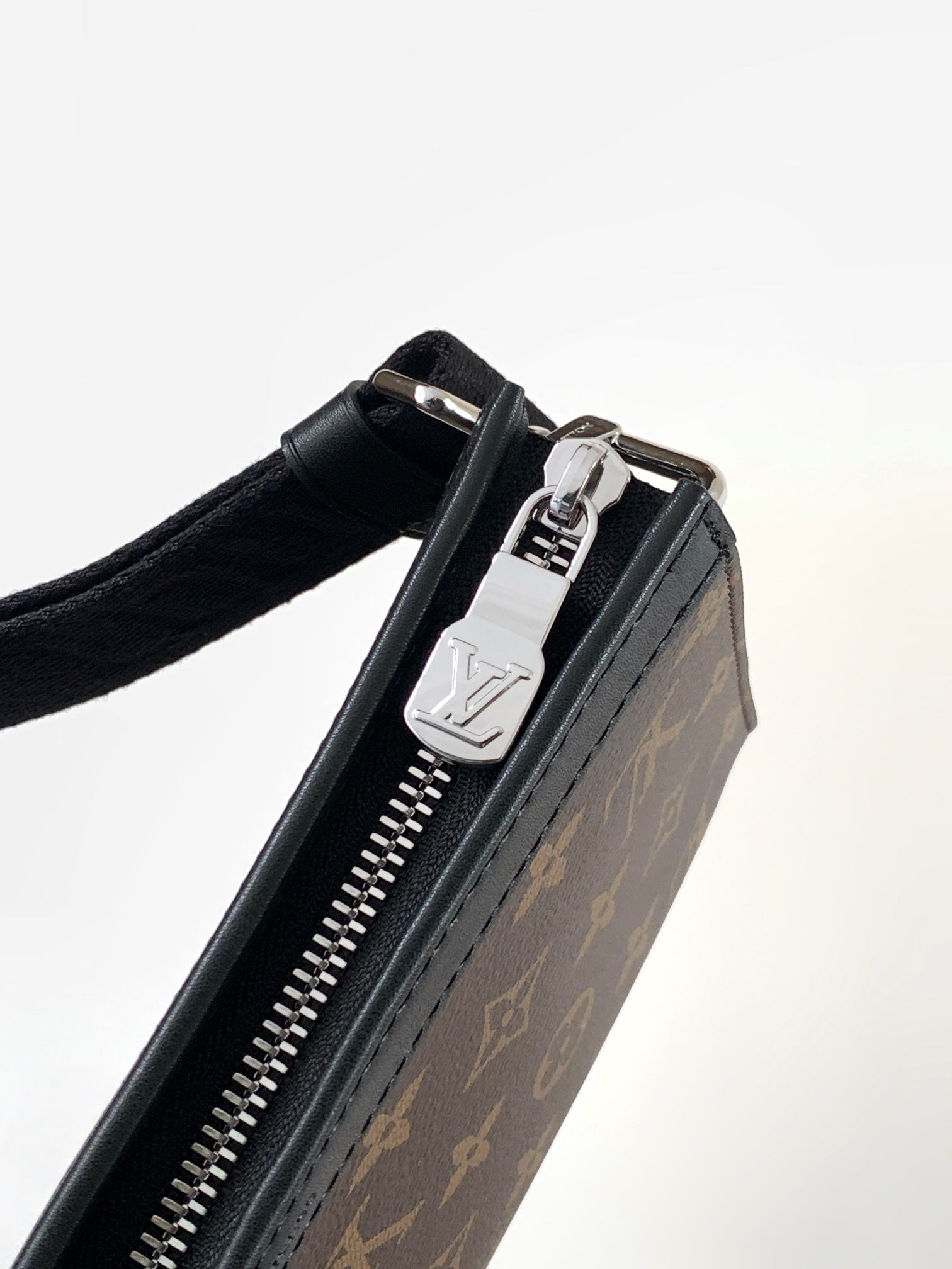 LV 25S GASTON WEARABLE WALLET 22 IN MONOGRAM MACASSAR CANVAS
