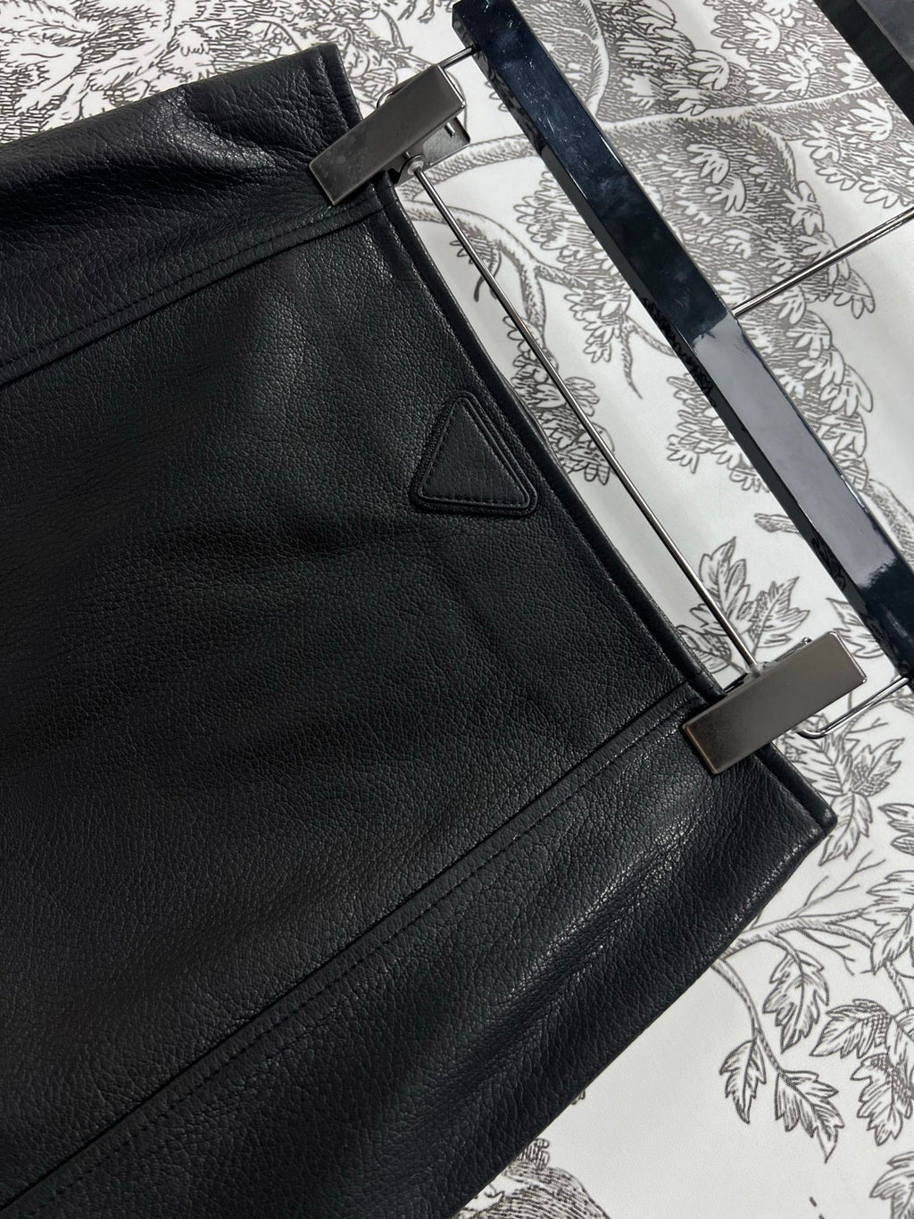 PRADA SHORT LEATHER SKIRT WITH ZIPPER 274475