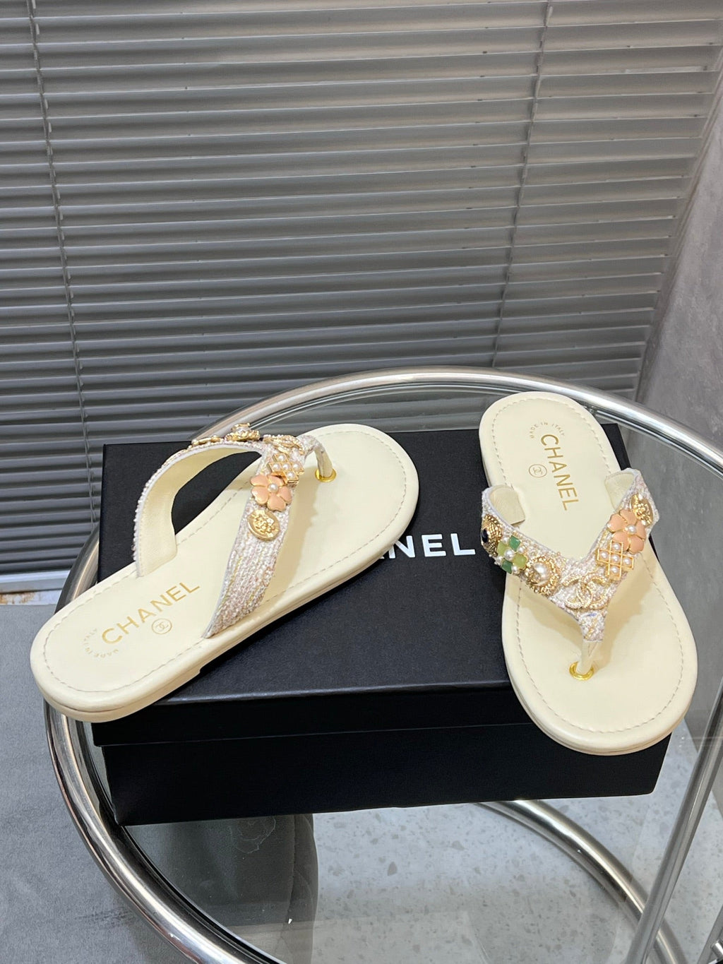 THONG SLIPPERS IN CREAM WHITE SOFT LEATHER WITH LOGO STICKER DETAIL