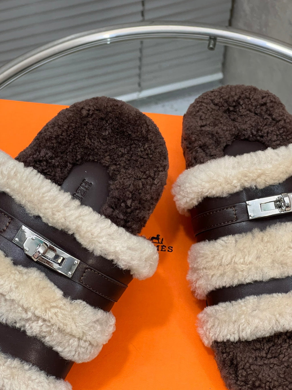 HM 25S SANDAL IN BEIGE WOOL AND DARK BROWN LAMBSKIN WITH SILVER HARDWARE