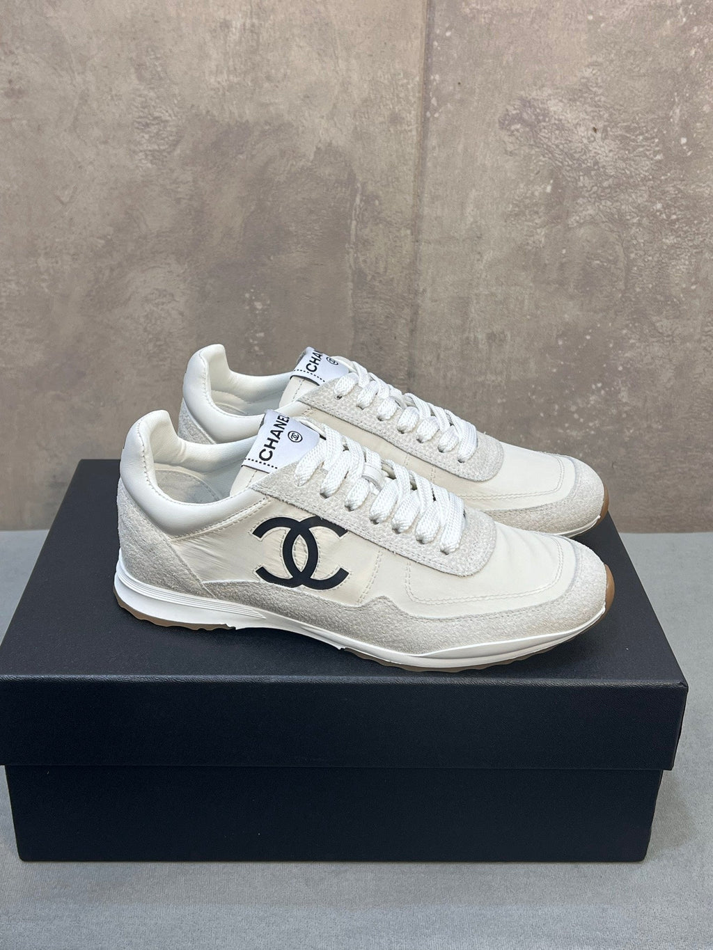 CHANEL 26S RUNNING SNEAKERS IN WHITE AND LIGHT GREY MATERIAL CC LOGO