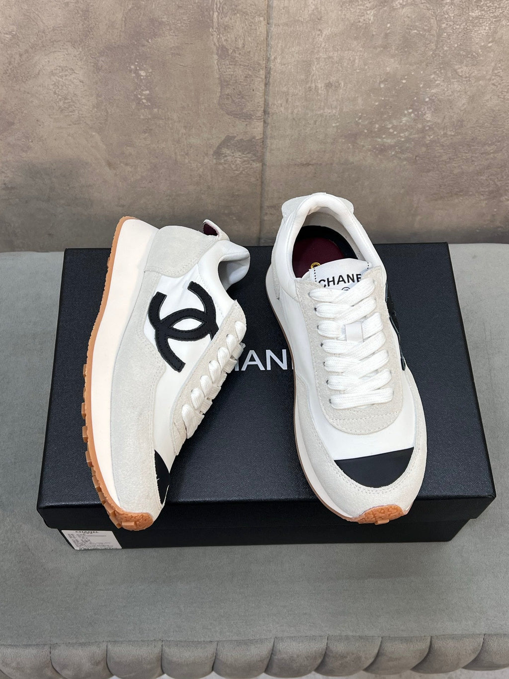 CHANEL 26S RUNNING SNEAKERS IN WHITE AND LIGHT GREY SUEDE AND NYLON CC LOGO