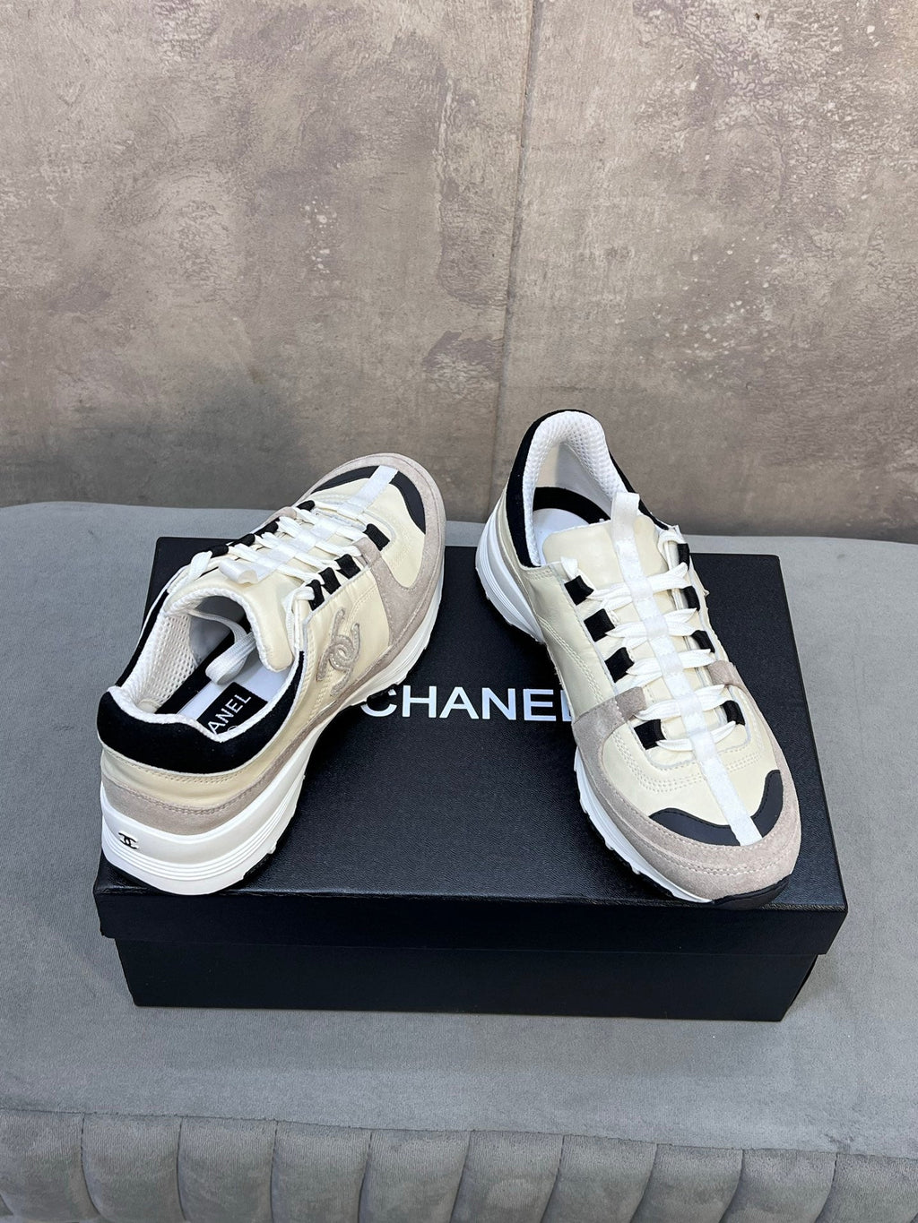 CHANEL 26S RUNNER CC LOGO SNEAKERS IN BEIGE AND GREY CALFSKIN