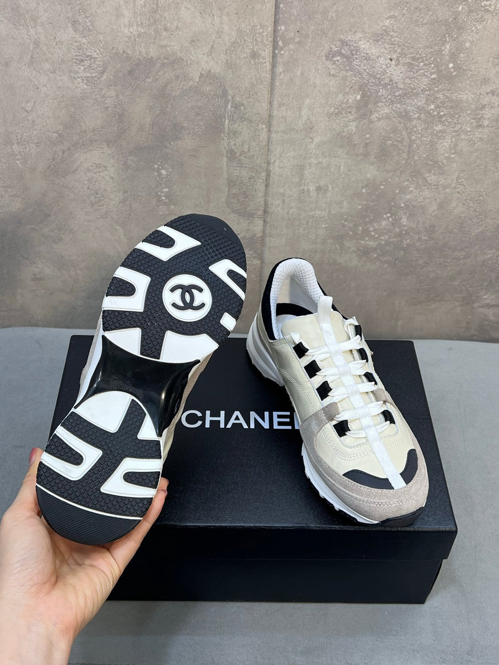 CHANEL 26S RUNNER CC LOGO SNEAKERS IN BEIGE AND GREY CALFSKIN