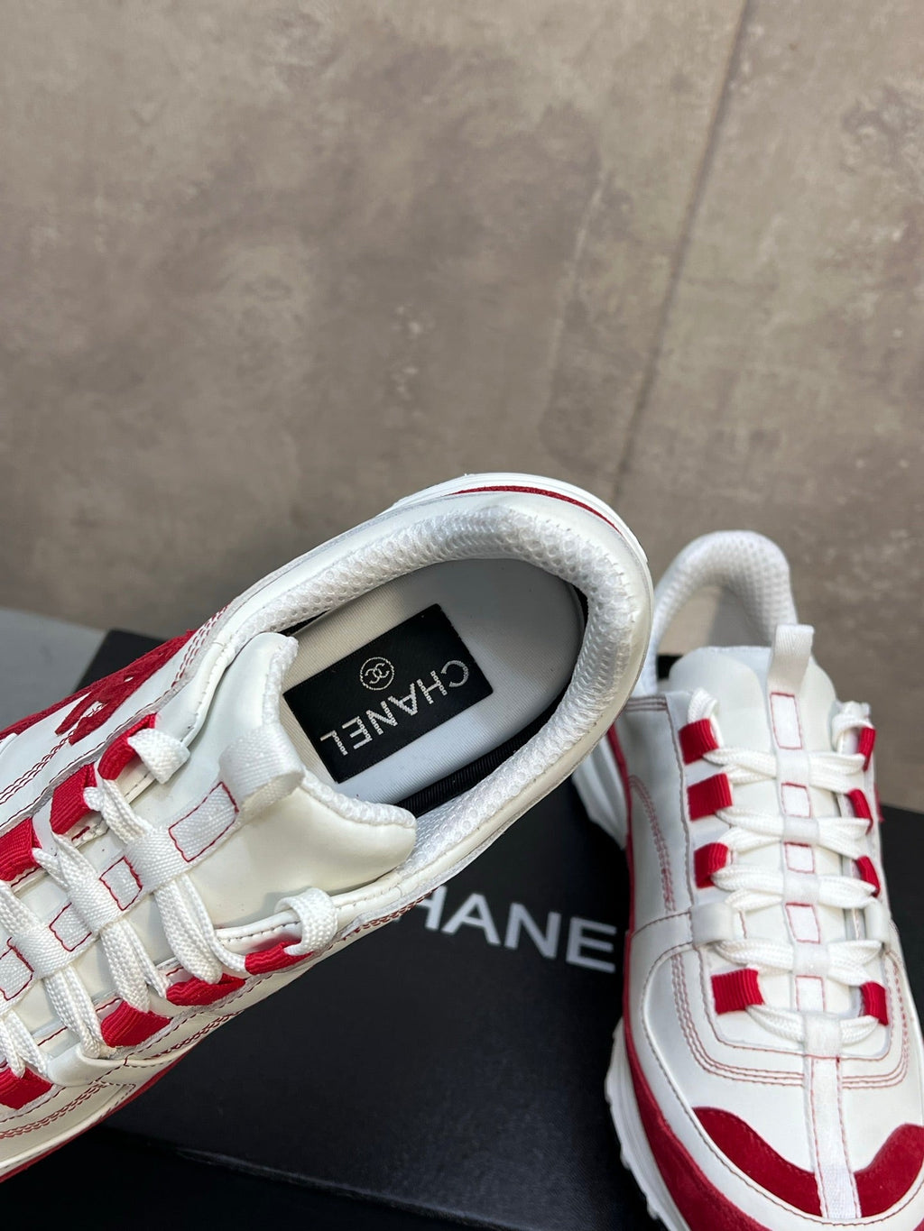 CHANEL 26S RUNNER CC LOGO SNEAKERS IN WHITE AND RED CALFSKIN