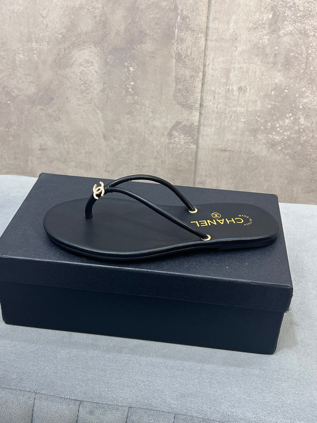CHANEL 26S FLIP FLOPS IN BLACK CALFSKIN CC LOGO
