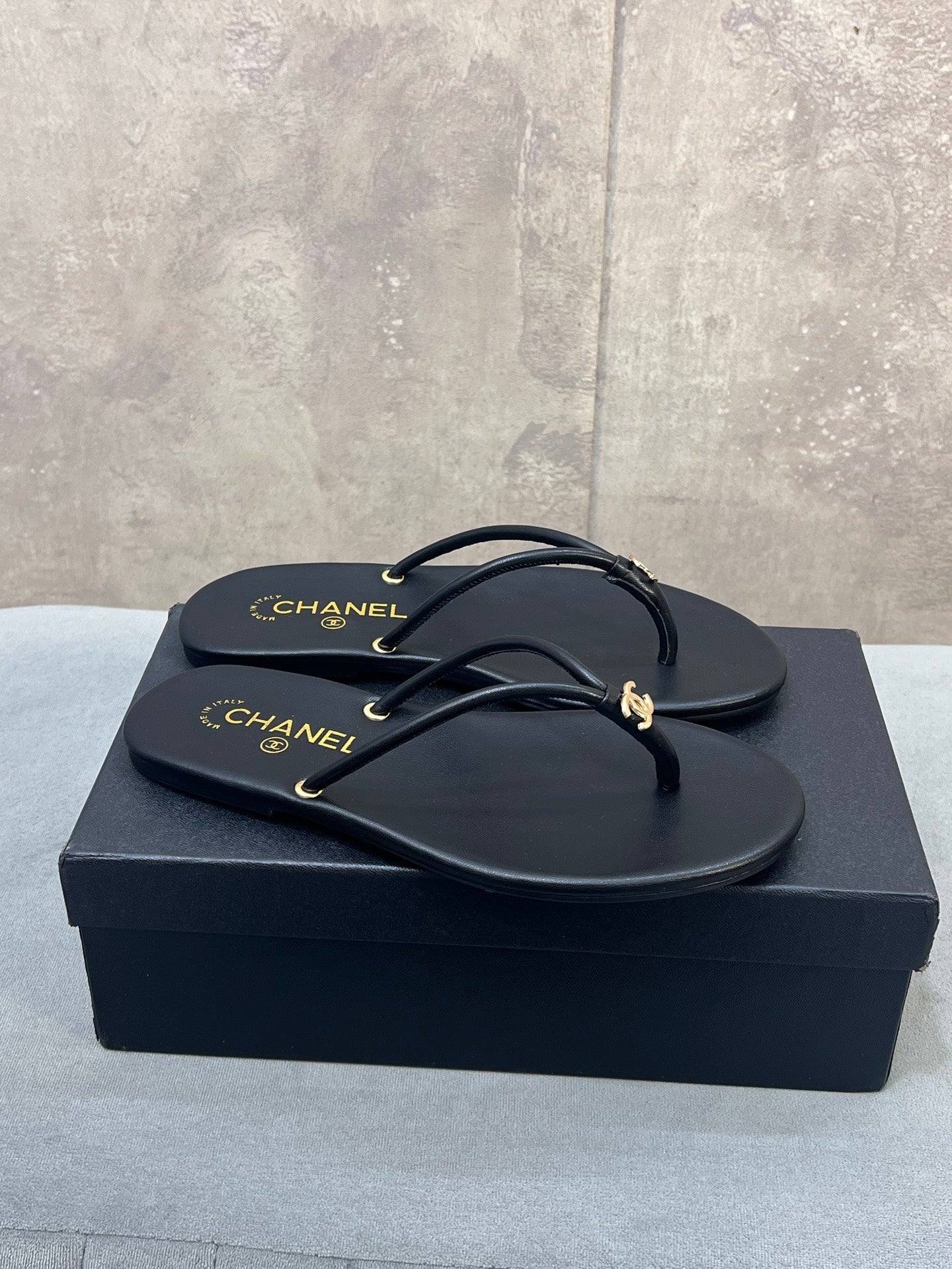 CHANEL 26S FLIP FLOPS IN BLACK CALFSKIN CC LOGO