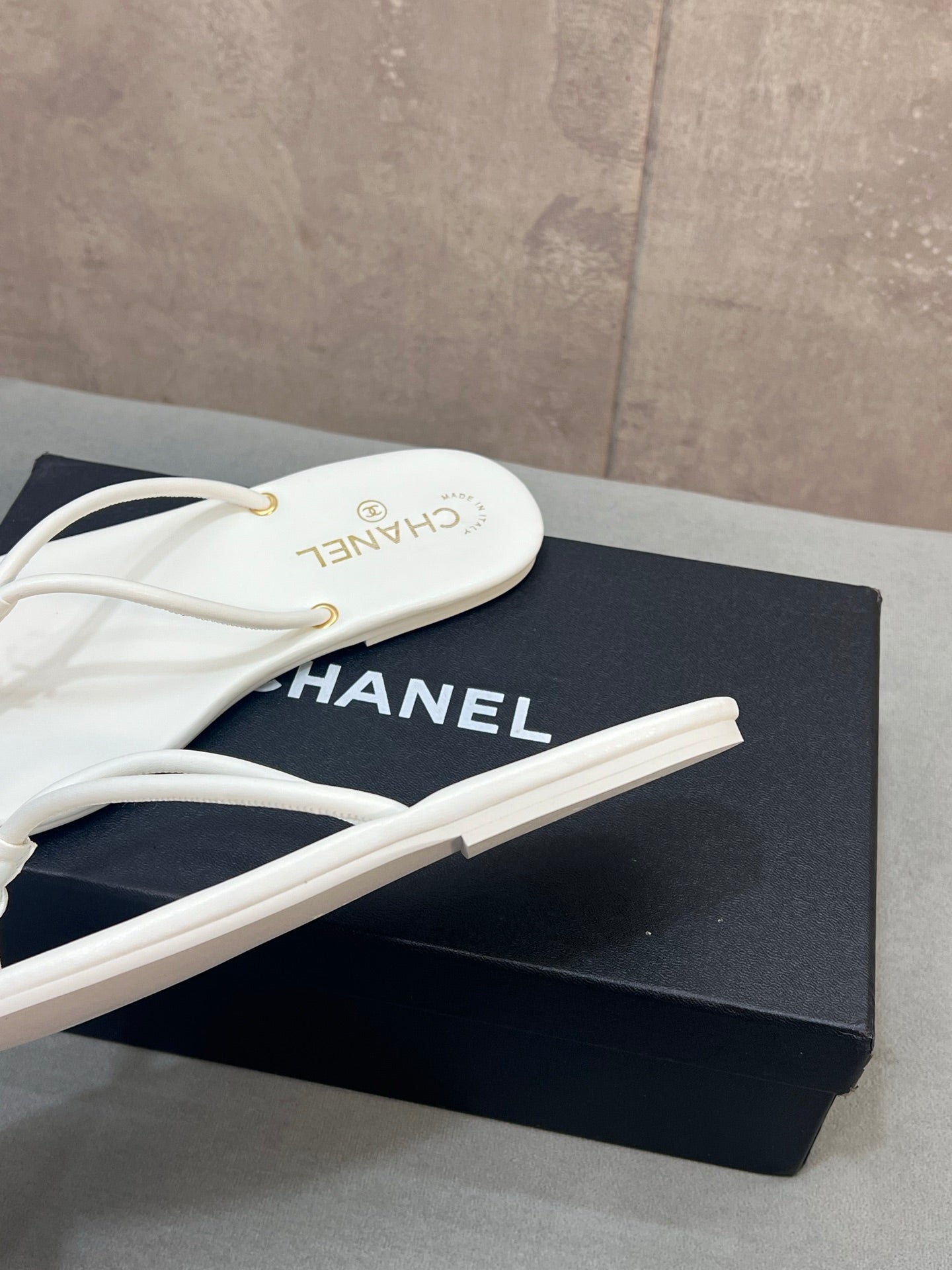 CHANEL 26S FLIP FLOPS IN WHITE CALFSKIN CC LOGO