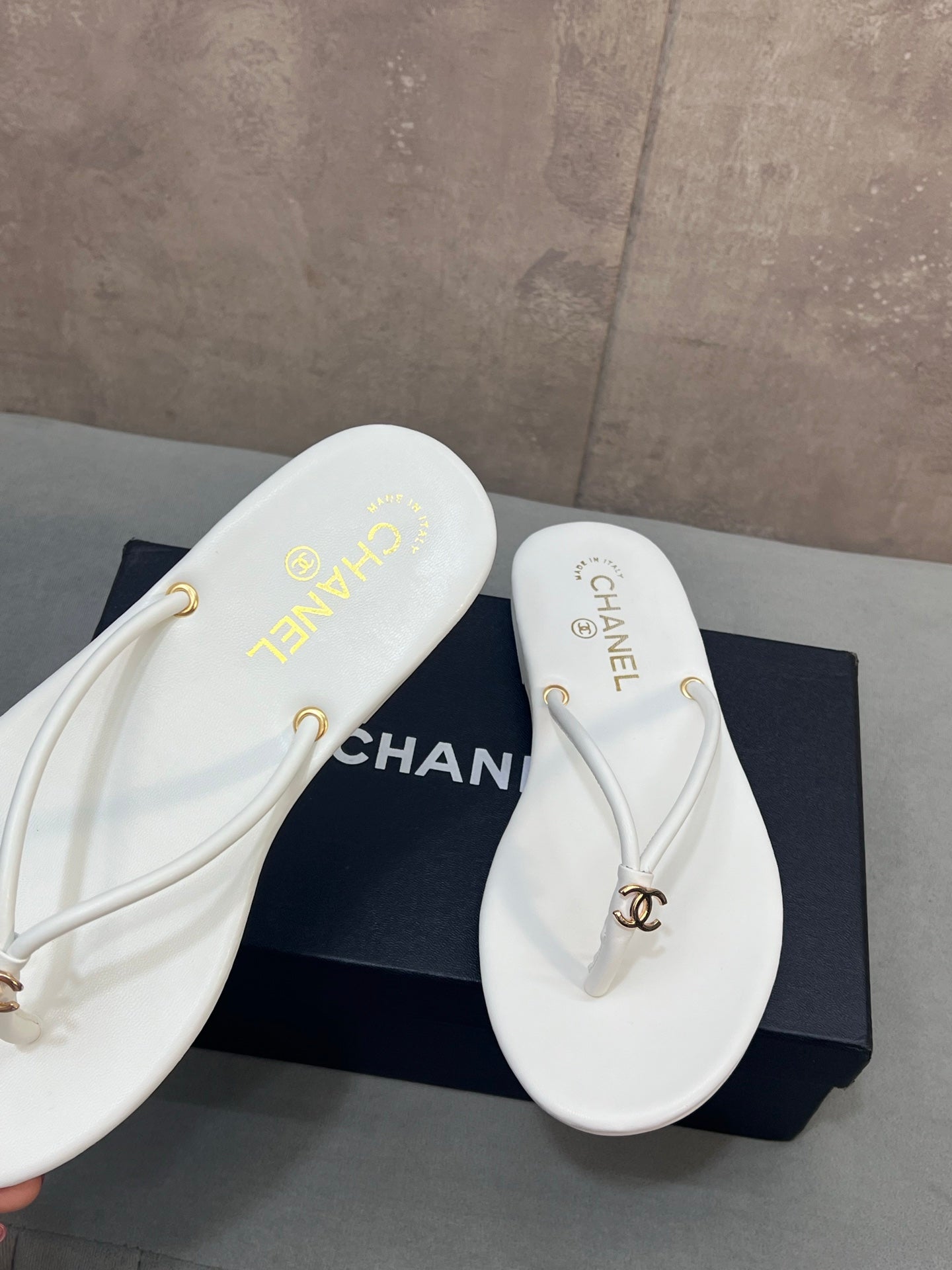 CHANEL 26S FLIP FLOPS IN WHITE CALFSKIN CC LOGO