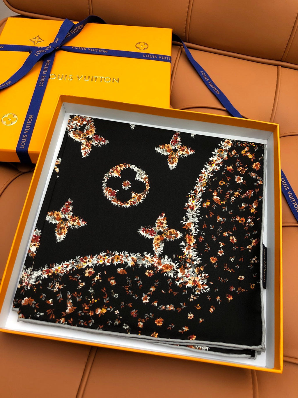 LV SCARF 90 CM IN SILK 704582