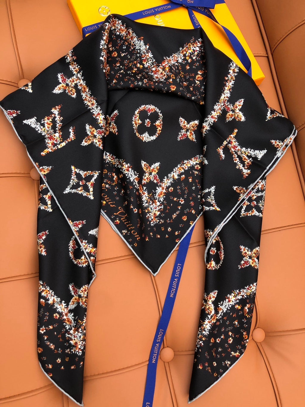 LV SCARF 90 CM IN SILK 704582