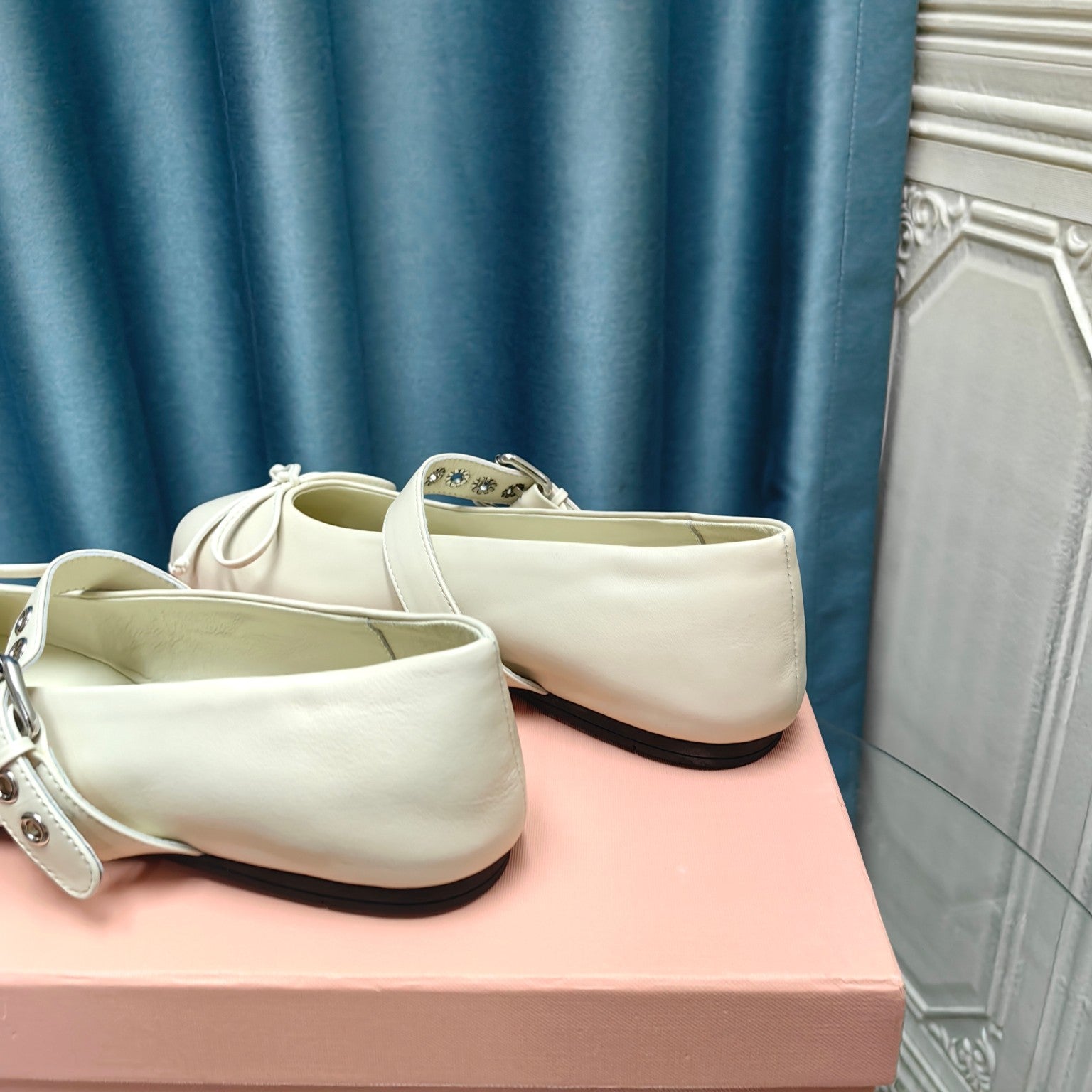 GHOST WHITE BALLET SHOES COWHIDE WITH BUTTON