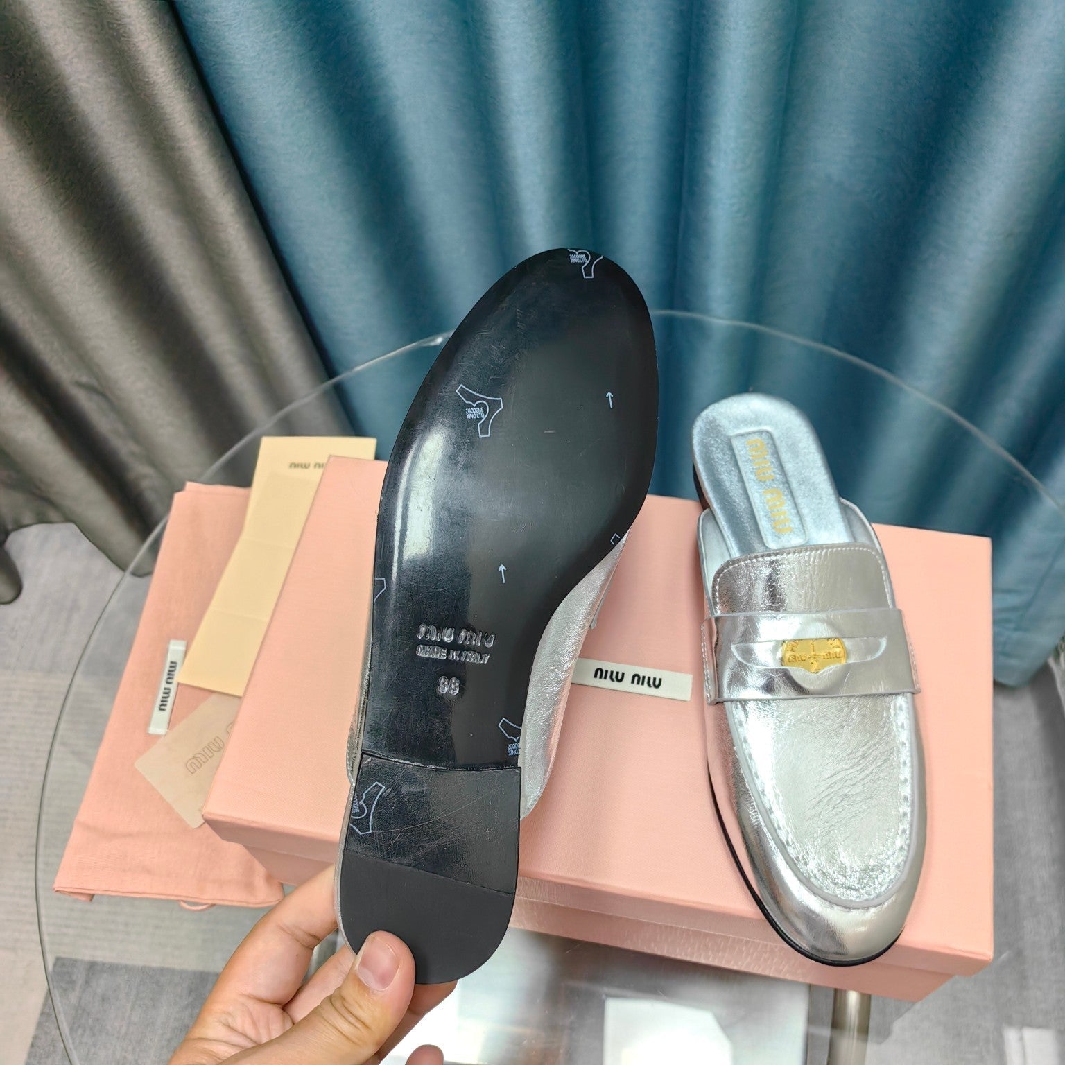 MULES SLIPPERS SILVER COWHIDE WITH GOLD COIN