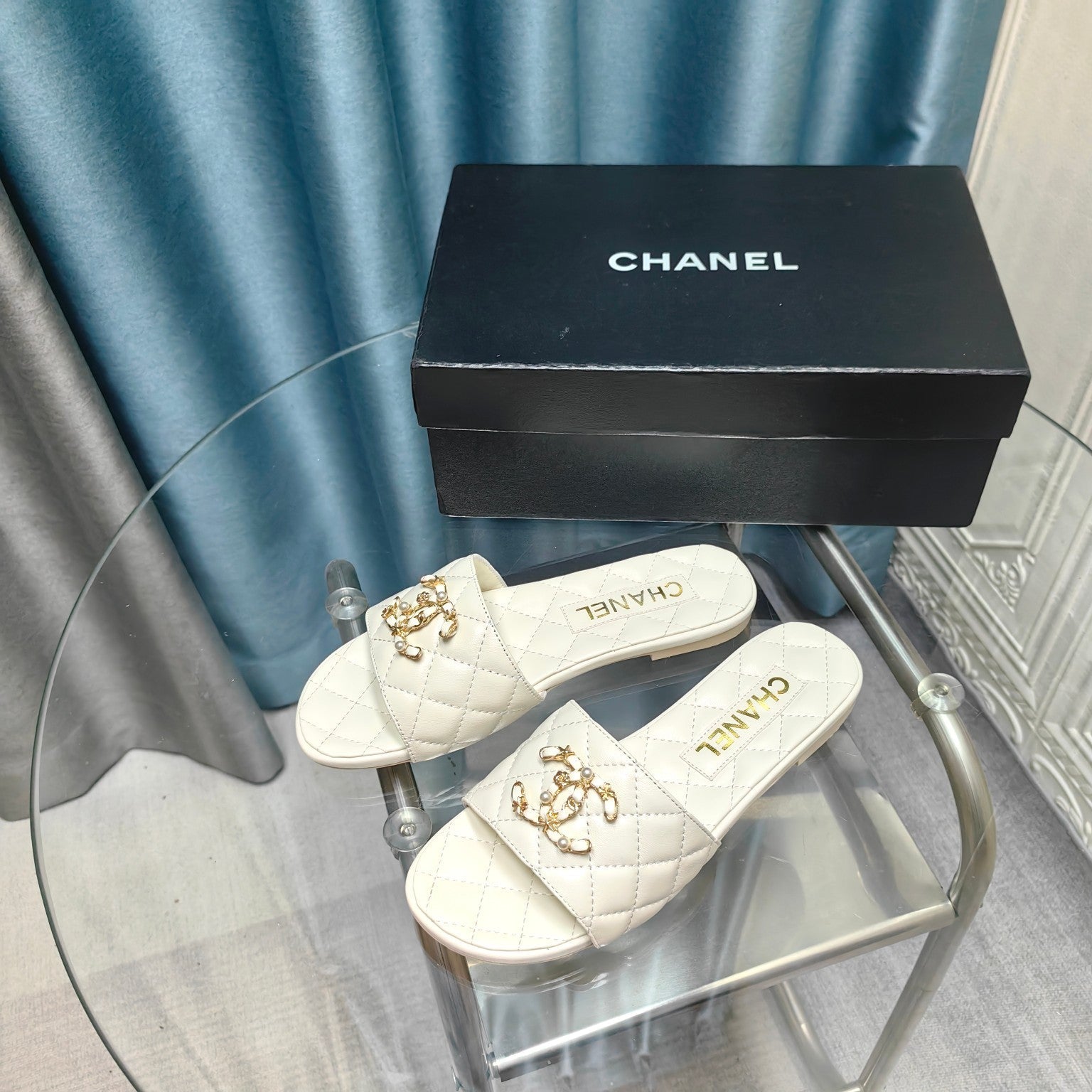 QUILTED SLIPPERS WHITE SHEEPSKIN