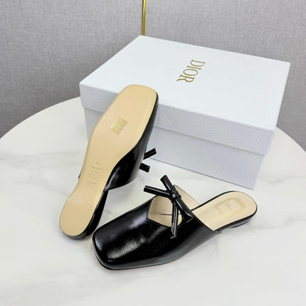 DIOR 26S PEARL-ACCENT BOW FLAT MULES IN BLACK GLOSSY CALFSKIN