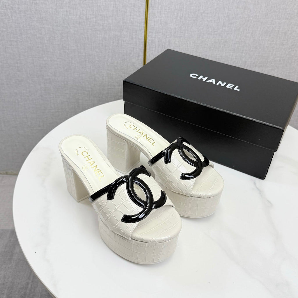 CHANEL 26S BLOCK HEEL SANDALS 100 MM IN WHITE CROCODILE-EMBOSSED CALFSKIN