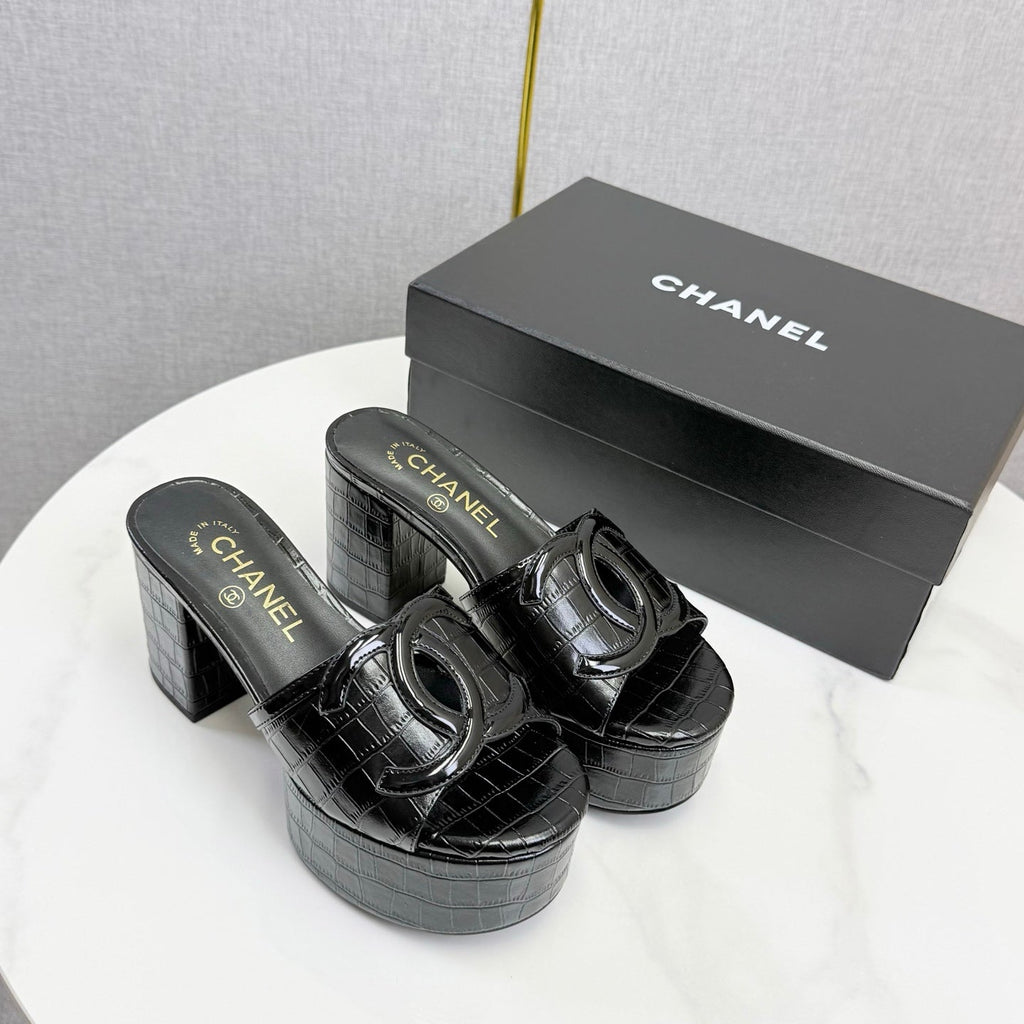 CHANEL 26S BLOCK HEEL SANDALS 100 MM IN BLACK CROCODILE-EMBOSSED CALFSKIN