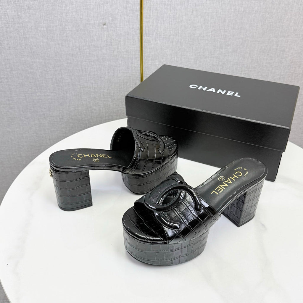 CHANEL 26S BLOCK HEEL SANDALS 100 MM IN BLACK CROCODILE-EMBOSSED CALFSKIN