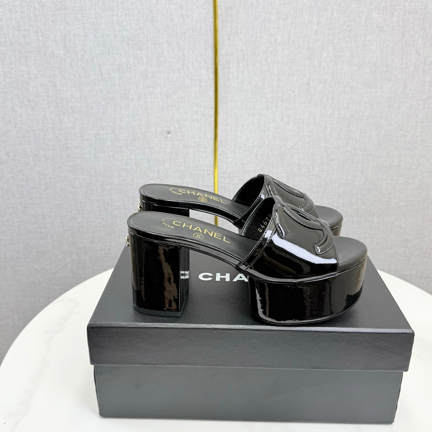 CHANEL 26S BLOCK HEEL SANDALS 100 MM IN BLACK PATENT CALFSKIN