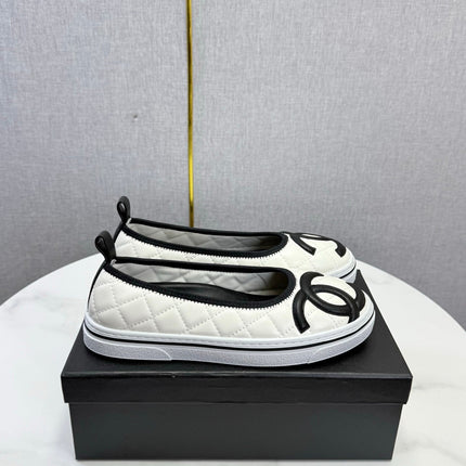 CHANEL 26S CC LOGO SLIP-ON SNEAKERS IN WHITE CALFSKIN