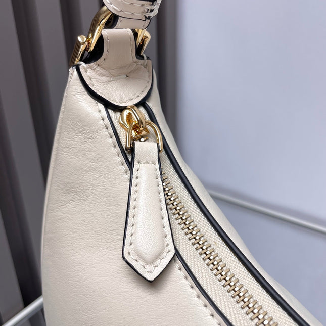 FENDIGRAPHY MEDIUM 29 IN WHITE SMOOTH LAMBSKIN GOLD HARDWARE