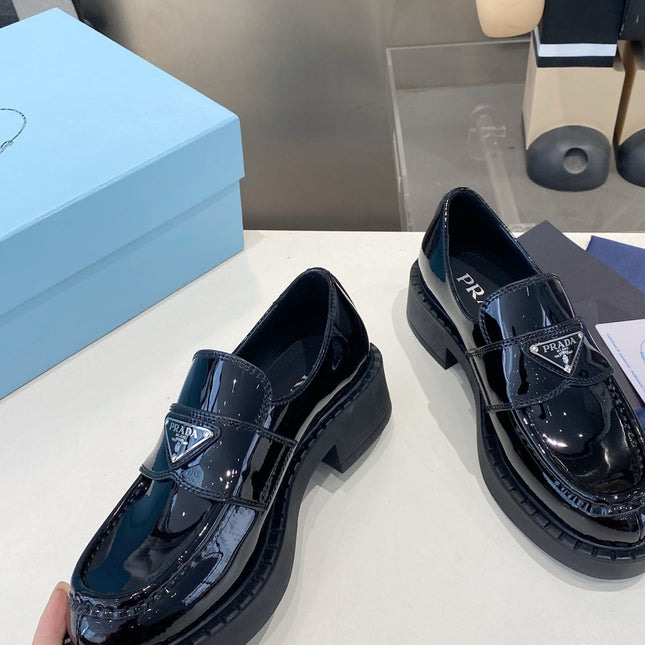 PRADA 26S LOAFERS IN BLACK PATENT CALFSKIN WITH LOGO