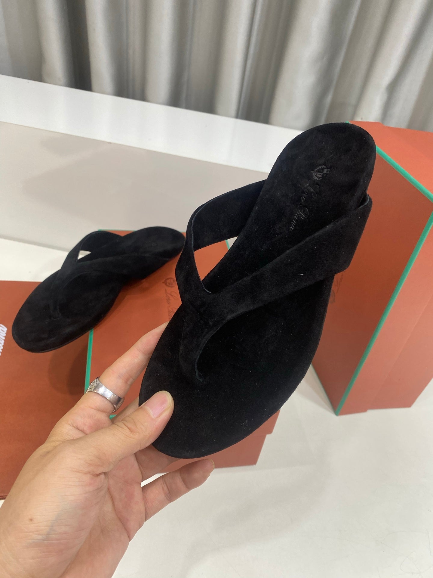 LP 26S THONG SANDALS IN BLACK SUEDE