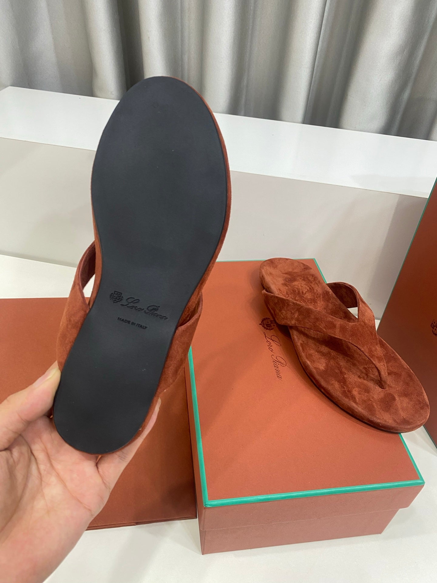 LP 26S THONG SANDALS IN DARK BROWN SUEDE
