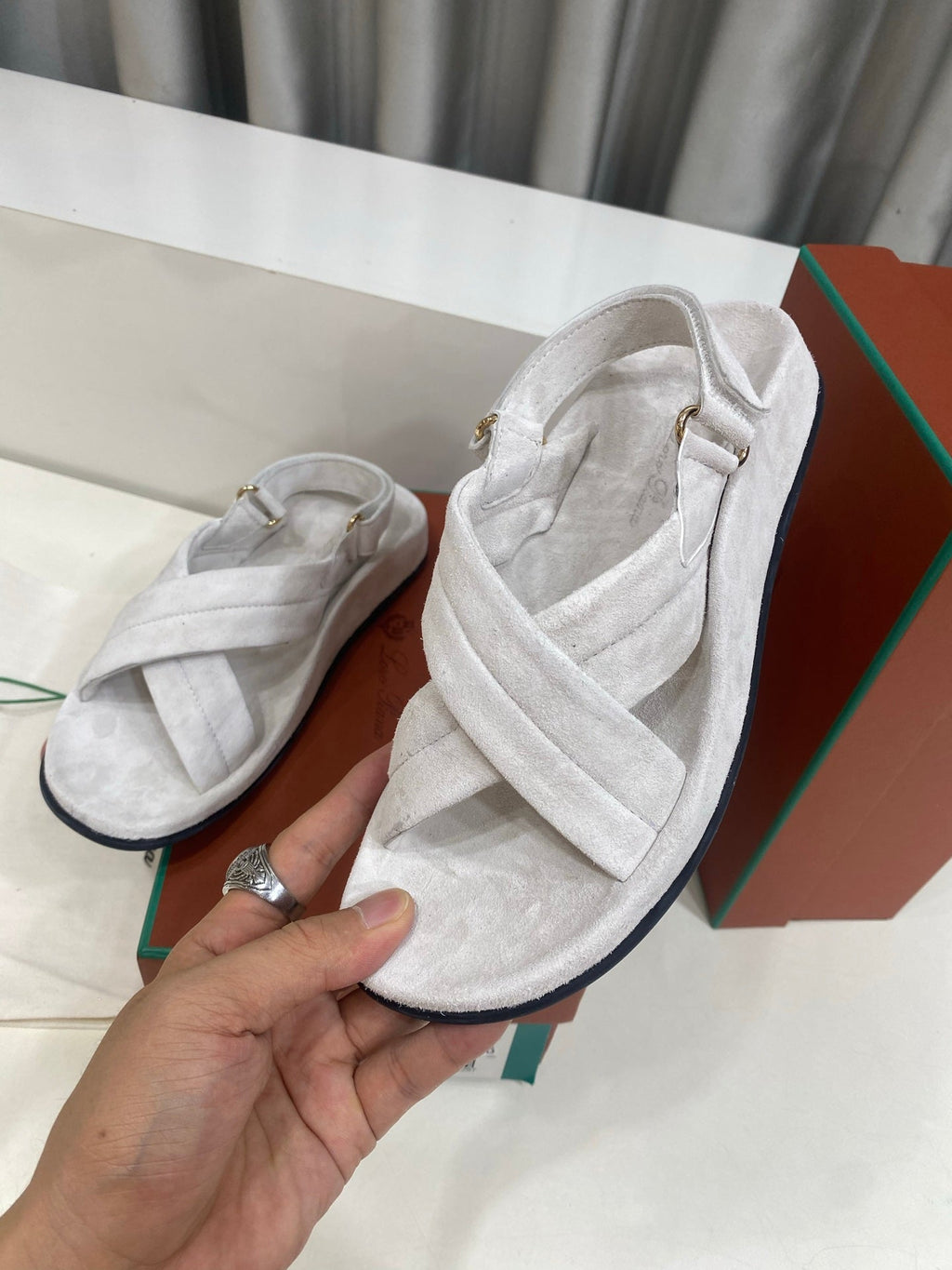 LP 26S CROSS-STRAP SANDALS IN OFF WHITE SUEDE