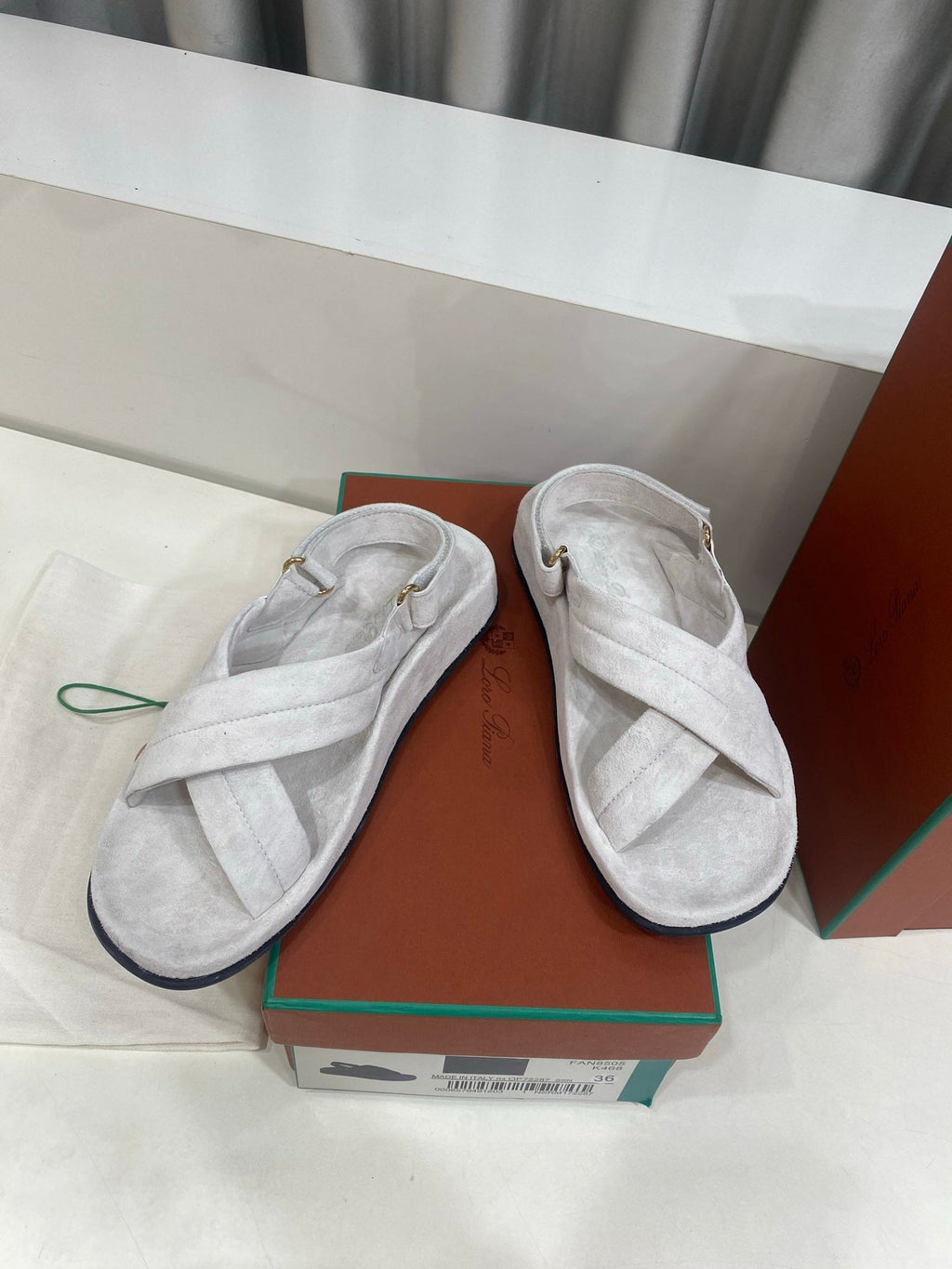 LP 26S CROSS-STRAP SANDALS IN OFF WHITE SUEDE
