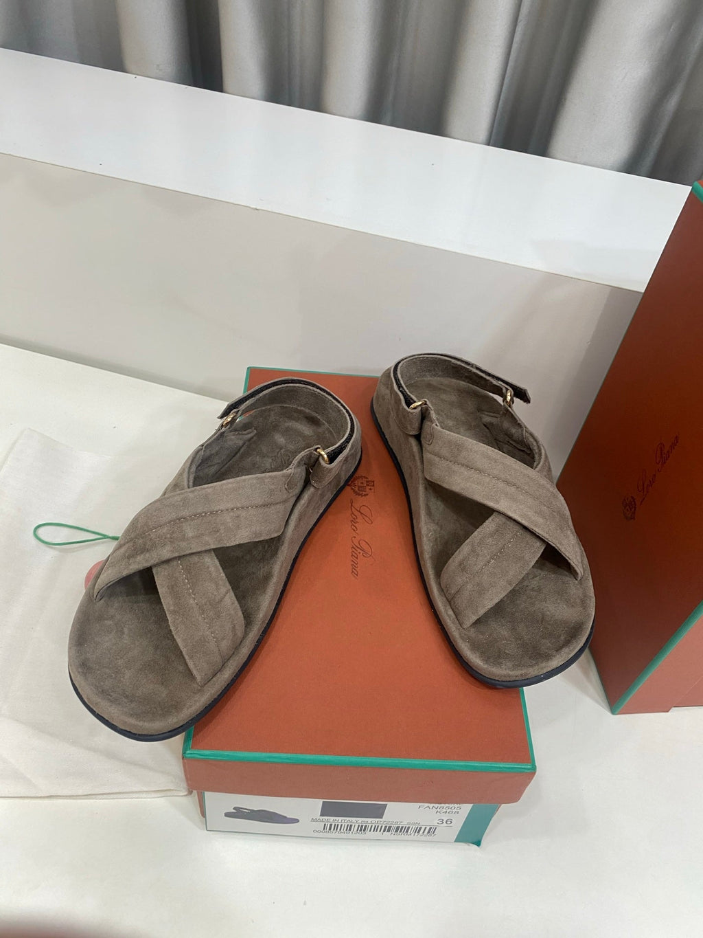 LP 26S CROSS-STRAP SANDALS IN GRAY BROWN SUEDE
