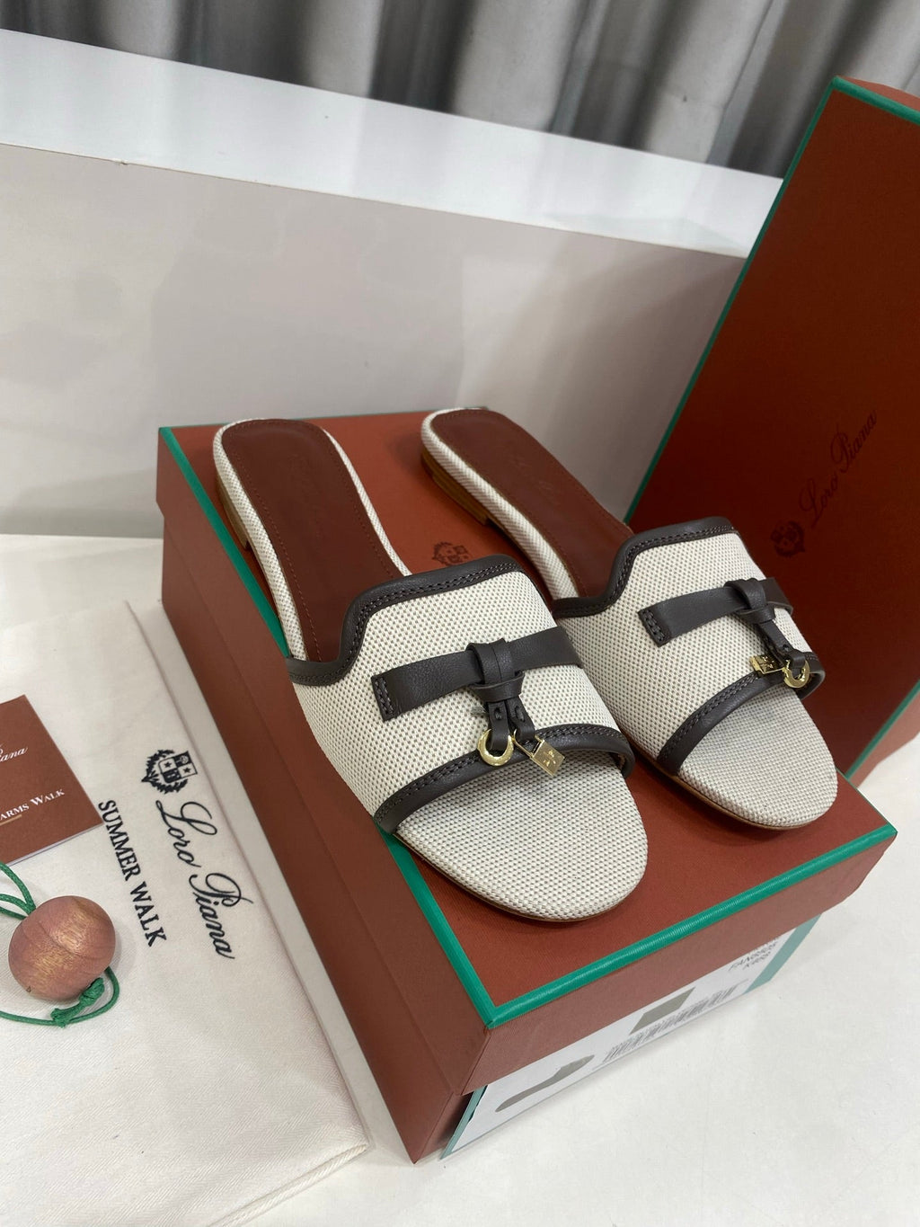LP 26S SLIDES IN OFF-WHITE CANVAS AND DARK BROWN CALFSKIN