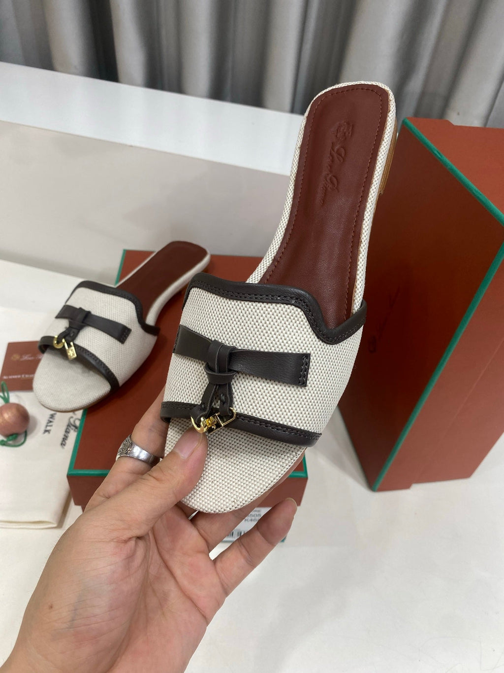 LP 26S SLIDES IN OFF-WHITE CANVAS AND DARK BROWN CALFSKIN