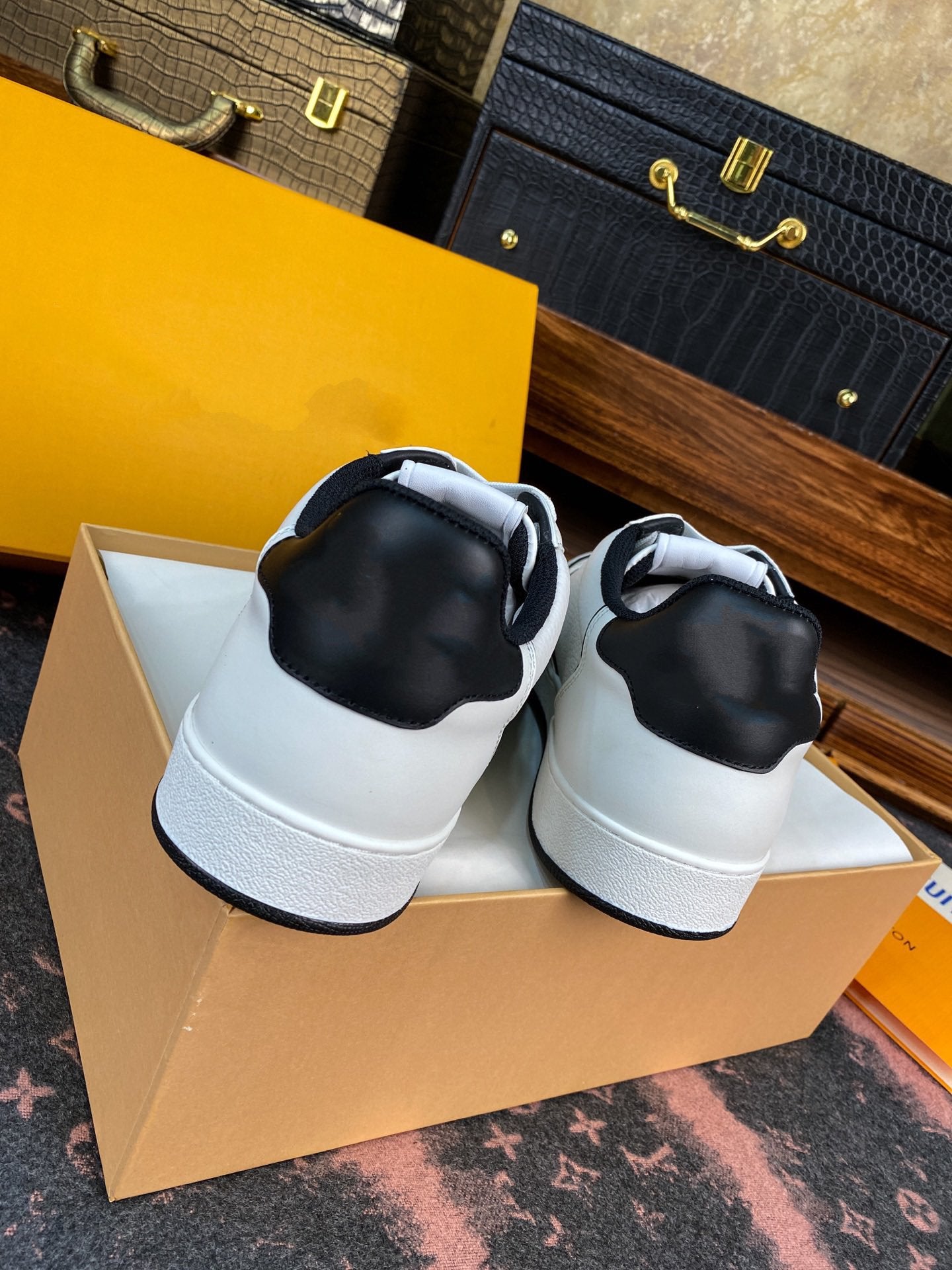 LV RIVOLI FAT SNEAKER WHITE BLACK