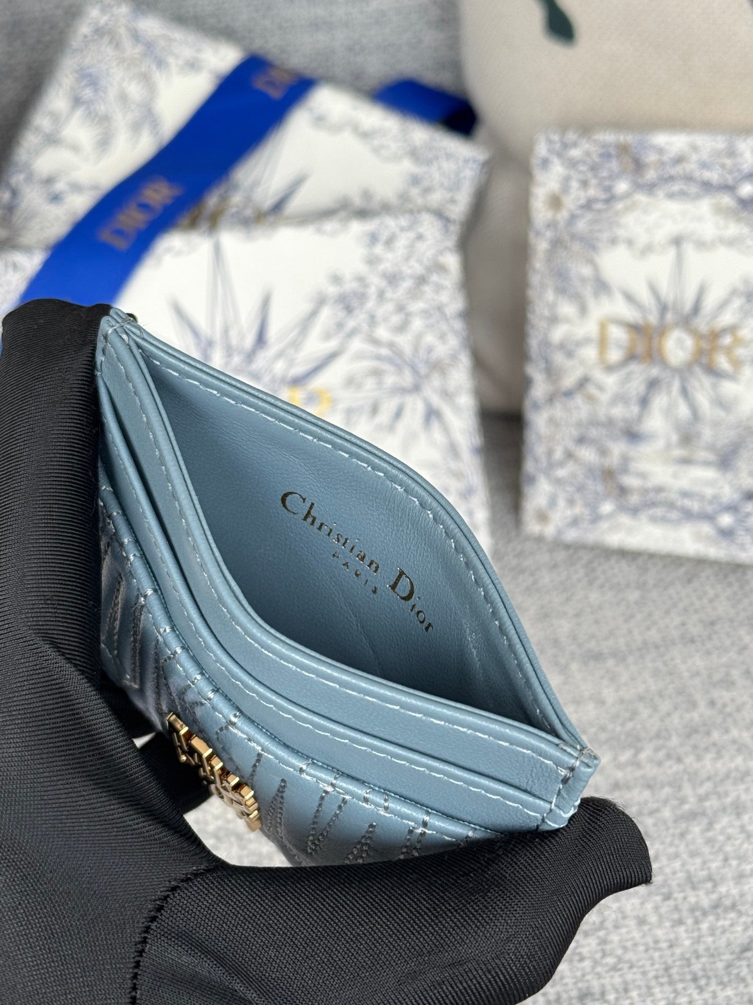 FREESIA CARD HOLDER 10 IN BABY BLUE QUILTED ALLOVER CALFSKIN
