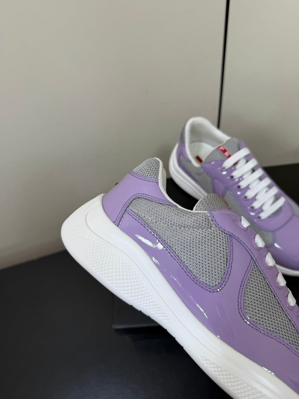 PRADA 26S SNEAKERS IN LIGHT PLUM PATENT CALFSKIN AND WHITE MESH