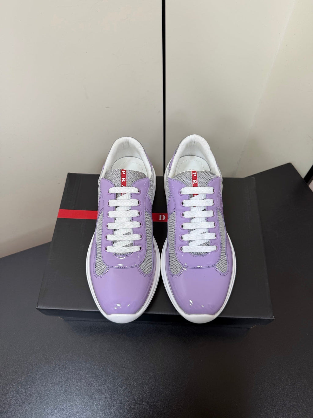 PRADA 26S SNEAKERS IN LIGHT PLUM PATENT CALFSKIN AND WHITE MESH