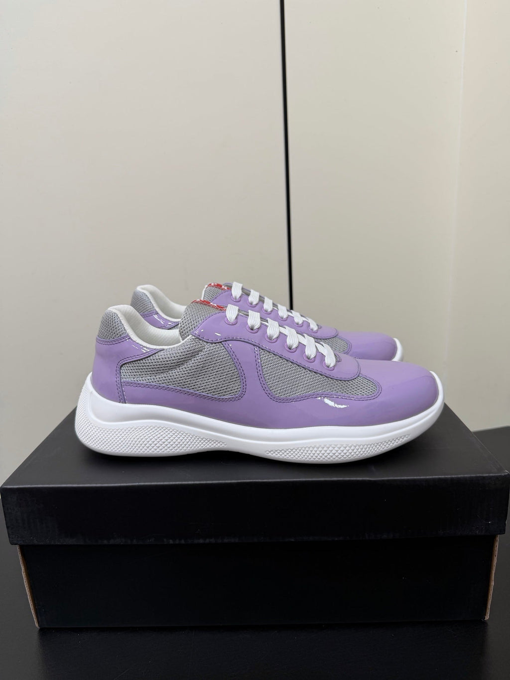 PRADA 26S SNEAKERS IN LIGHT PLUM PATENT CALFSKIN AND WHITE MESH