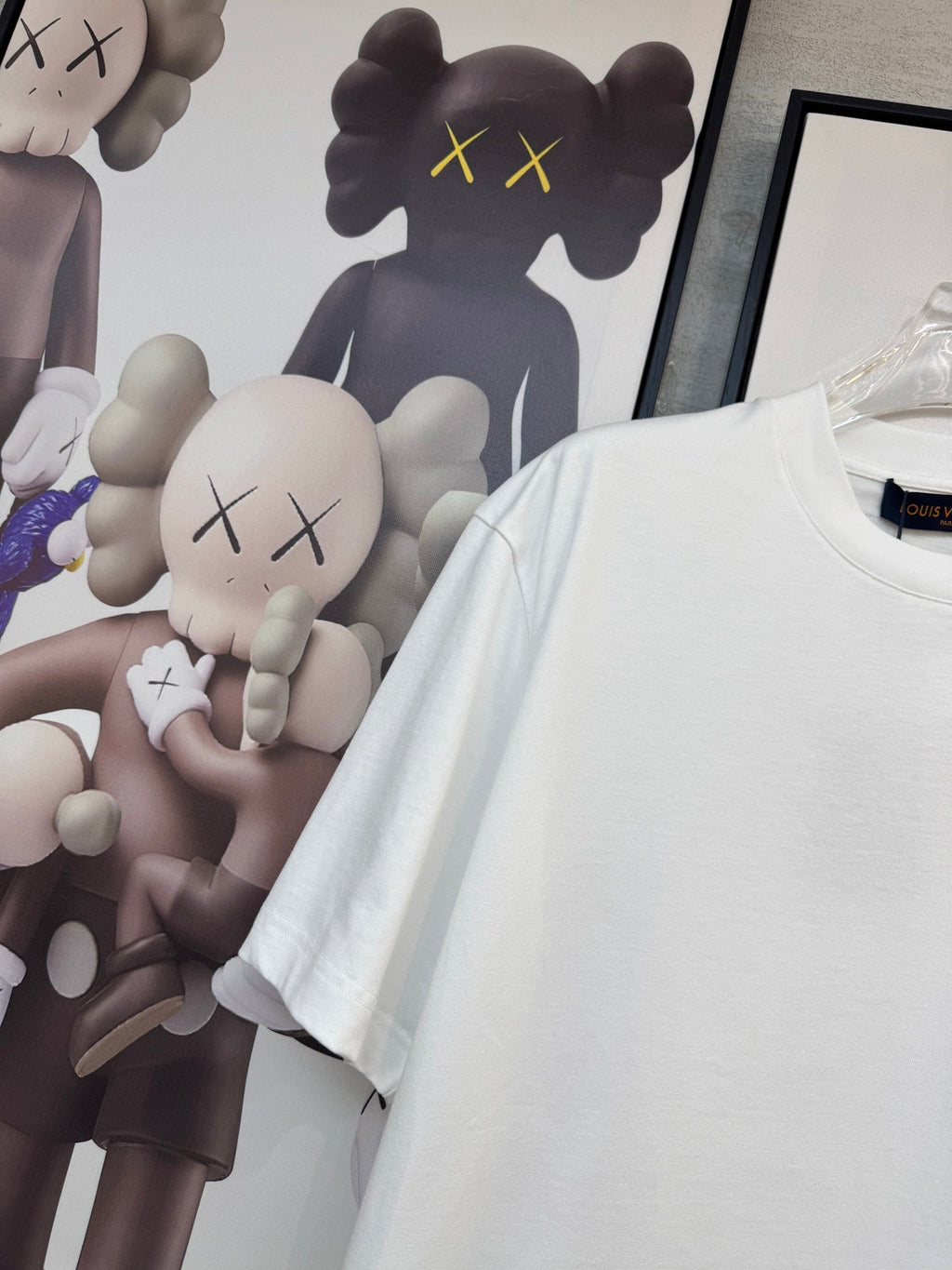 LV WHITE COTTON T-SHIRT BLUE STYLIZED LOGO 238917