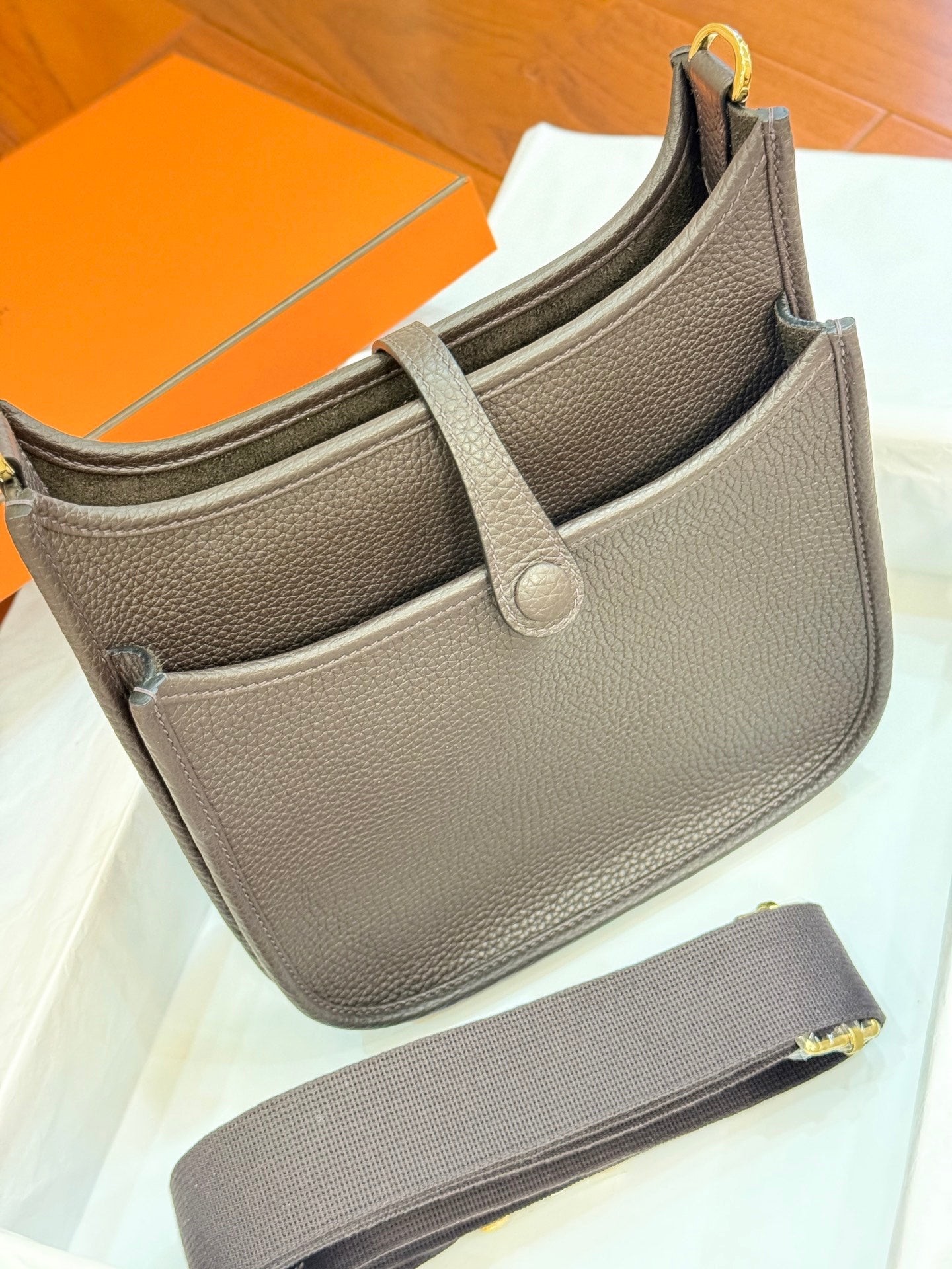 HM 26S EVELYNE BAG 23CM IN DARK BROWN GRAINED CALFSKIN