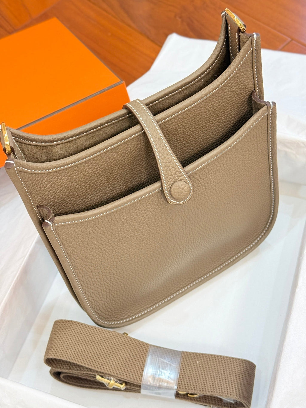 HM 26S EVELYNE BAG 23CM IN LIGHT BROWN GRAINED CALFSKIN