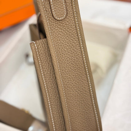 HM 26S EVELYNE BAG 23CM IN LIGHT BROWN GRAINED CALFSKIN