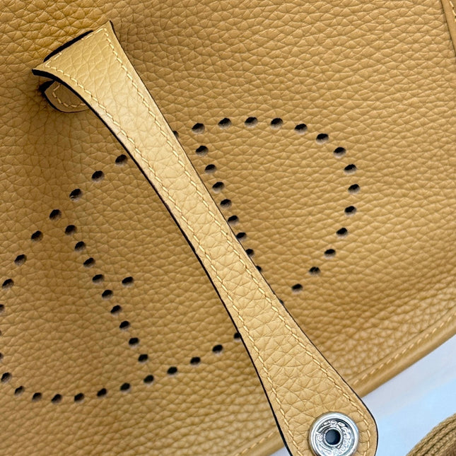 HM 26S EVELYNE BAG 23CM IN GOLDEN BROWN GRAINED CALFSKIN