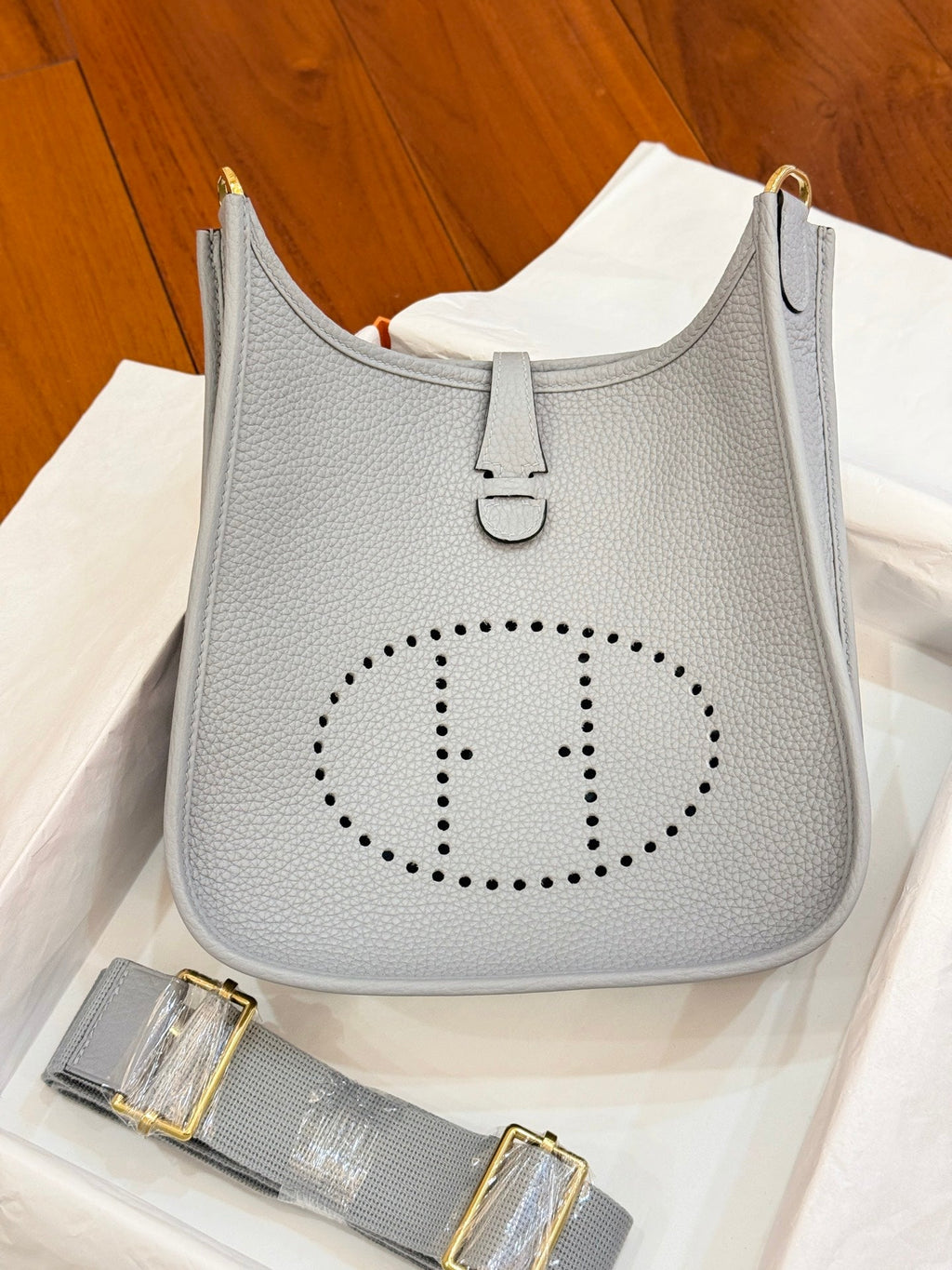 HM 26S EVELYNE BAG 23CM IN LIGHT GRAY GRAINED CALFSKIN