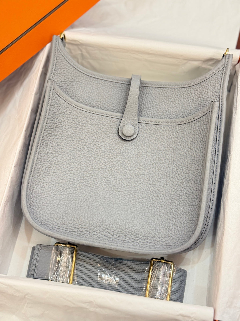 HM 26S EVELYNE BAG 23CM IN LIGHT GRAY GRAINED CALFSKIN