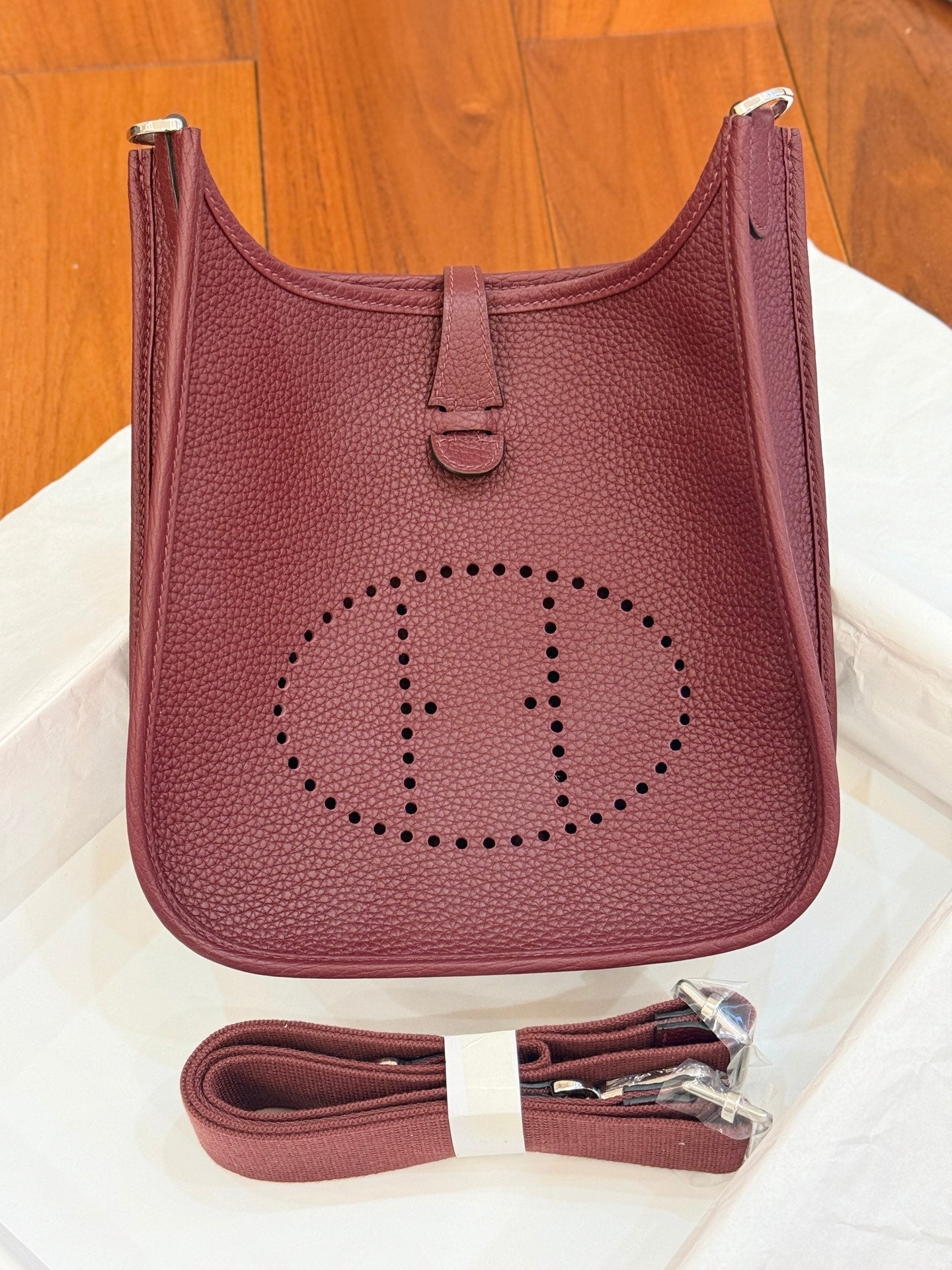 HM 26S EVELYNE BAG 23CM IN WINE RED GRAINED CALFSKIN