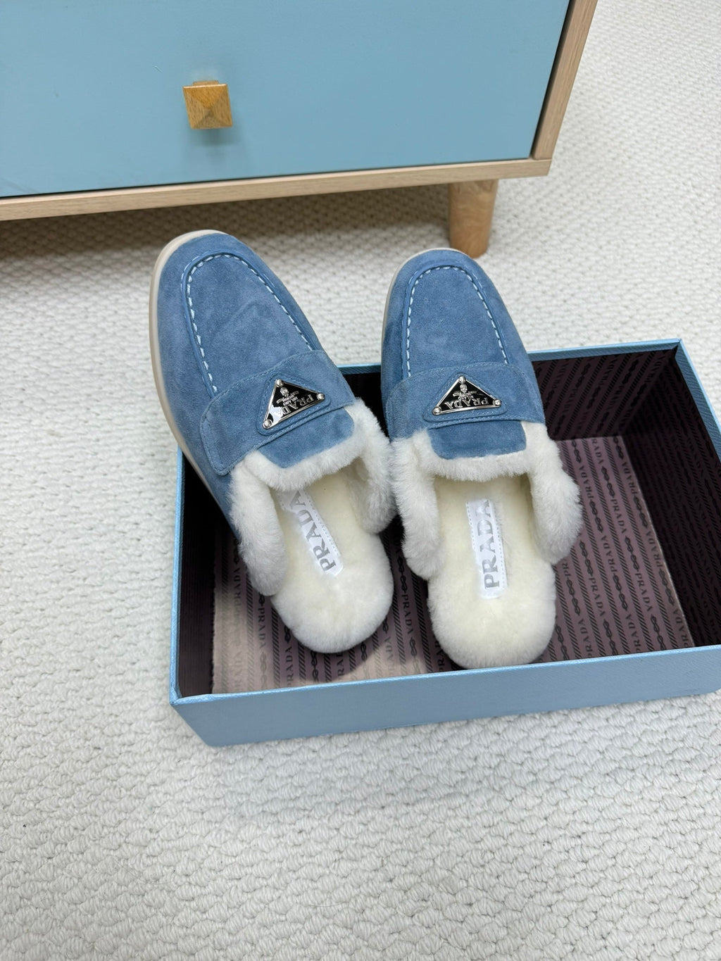 TRIANGLE LOGO FLATS IN AZURE BLUE SUEDE AND FUR LINING