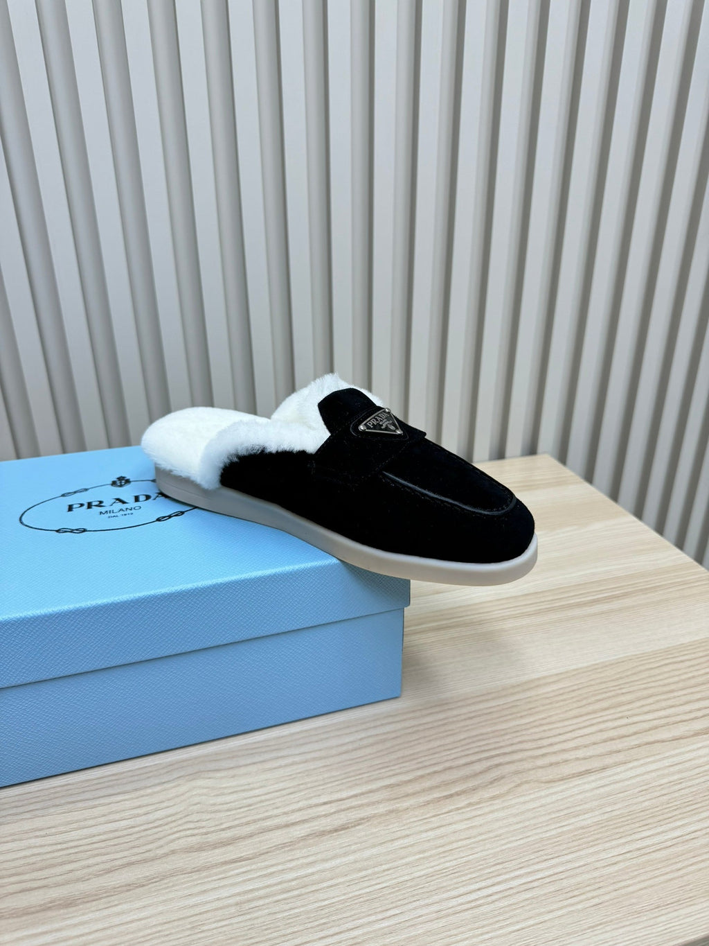 TRIANGLE LOGO FLATS IN BLACK SUEDE AND FUR LINING