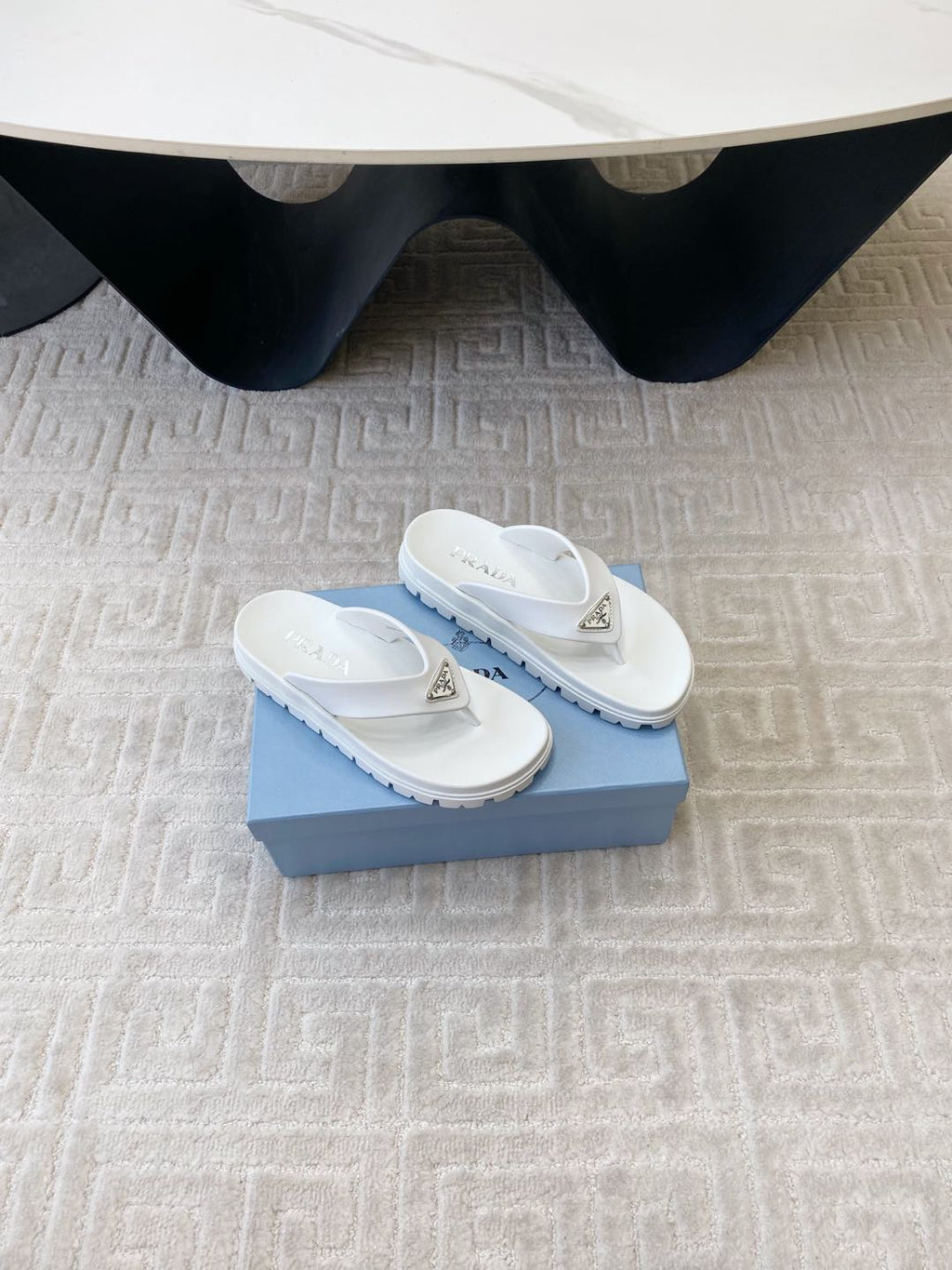 THICK-SOLED FLIP FLOPS IN WHITE RUBBER